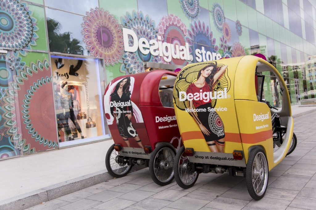 Desigual was one of the first customers to trust in Trixi Barcelona, ​​when they were still a small company (in C/Bruc) and advertising in the Trixis seemed to stick with their philosophy: desigual.